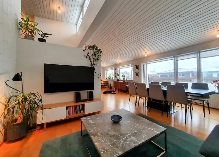 Modern And Spacious House In Seltjarnarnes.