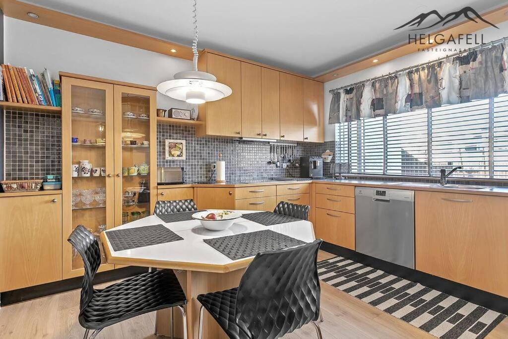 Villa Modern And Spacious House In Seltjarnarnes. *
