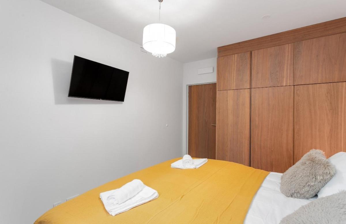 Premium Queen Downtown Apartment