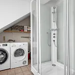Lovely 2-Bedroom Apt - Quiet Seaside Neighborhood