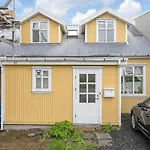 Lovely 2-Bedroom Apt - Quiet Seaside Neighborhood