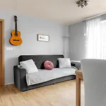 Lovely 2-Bedroom Apt - Quiet Seaside Neighborhood