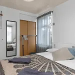 Lovely 2-Bedroom Apt - Quiet Seaside Neighborhood