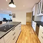 Modern And Spacious 4Br Apartment,Only 3 Km Drive From Downtown Reykjavik