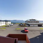 Modern And Spacious 4Br Apartment,Only 3 Km Drive From Downtown Reykjavik