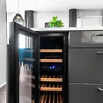 Modern Downtown Apartment - Harbour View