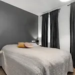 Stylish Apartment By The Sea
