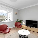 Modern & Cozy Downtown Apartment