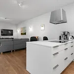Modern 2Br Flat W/ Balcony