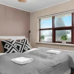 Venture Vacation-Restful Retreat In The Suburbs