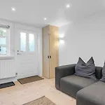 Cozy Downtown Apartment