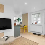 Cozy Downtown Apartment