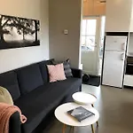 Adorable One Bedroom Apartment With Free Parking.