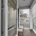 Modern Studio Apartment - Amazing Location