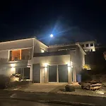Iceland Sjf Villa, Hot Tub & Outdoor Sauna Amazing Mountains And City View Over Reykjavik