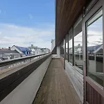 Penthouse Apt On The Shopping Street-Free Parking