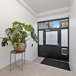 Penthouse Apt On The Shopping Street-Free Parking