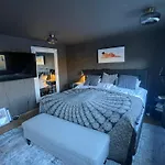 Spacious & Luxurious Family Home W Hot & Cold Tub & Sauna