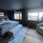 Spacious & Luxurious Family Home W Hot & Cold Tub & Sauna