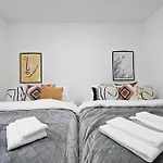 Cozy And Central Apartment