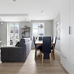 Cheerful Down Town Apartment