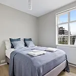 Cheerful Down Town Apartment