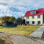Cozy Apartment , Sleeps 4, 10 Min To Reykjavik Downtown, Family-Friendly
