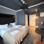 R13 - A Townhouse Hotel