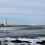 Cozy Apartment , Sleeps 4, 10 Min To Reykjavik Downtown, Family-Friendly