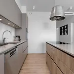 Spacious Luxury 3Br Apartment With 2 Bathrooms 1003