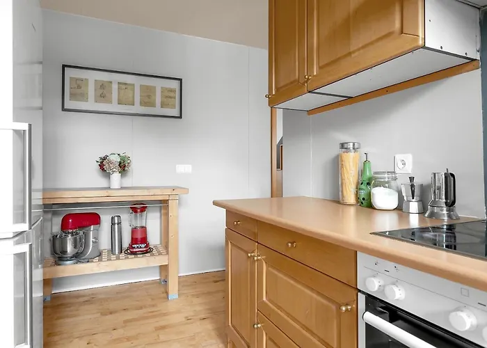 Lovely 2-Bedroom Apt - Quiet Seaside Neighborhood