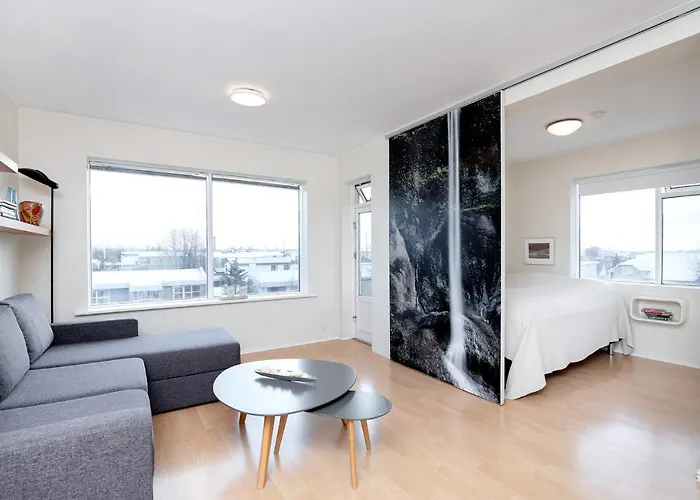 Overlooking The City, Bright & Cozy - Free Parking