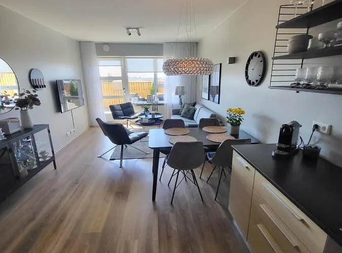 Cozy 2 - Bedroom Apartment In Amazing Location.