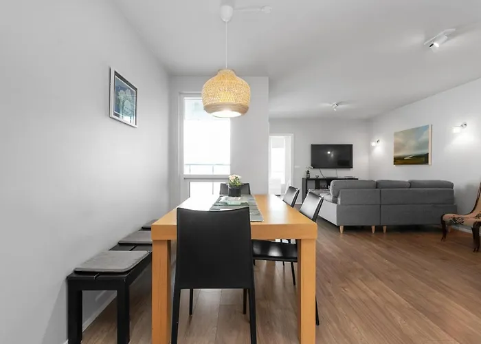 Modern 2Br Flat W/ Balcony