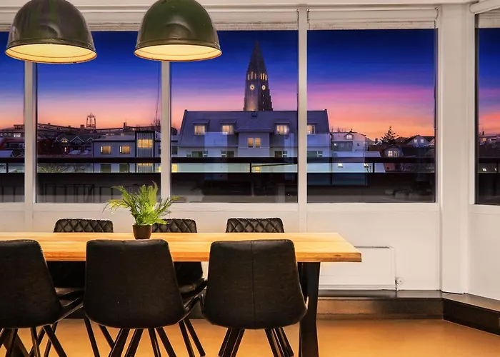 Penthouse Apt On The Shopping Street-Free Parking