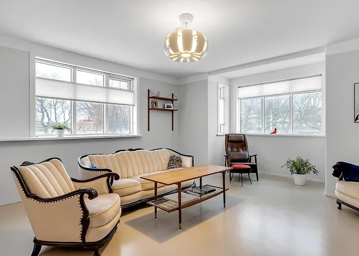 Spacious And Central Apartment - 3 Bedrooms