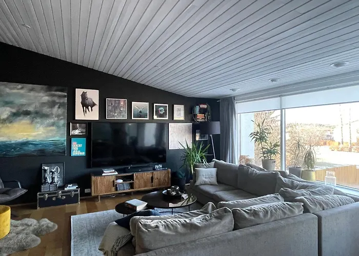 Spacious & Luxurious Family Home W Hot & Cold Tub & Sauna
