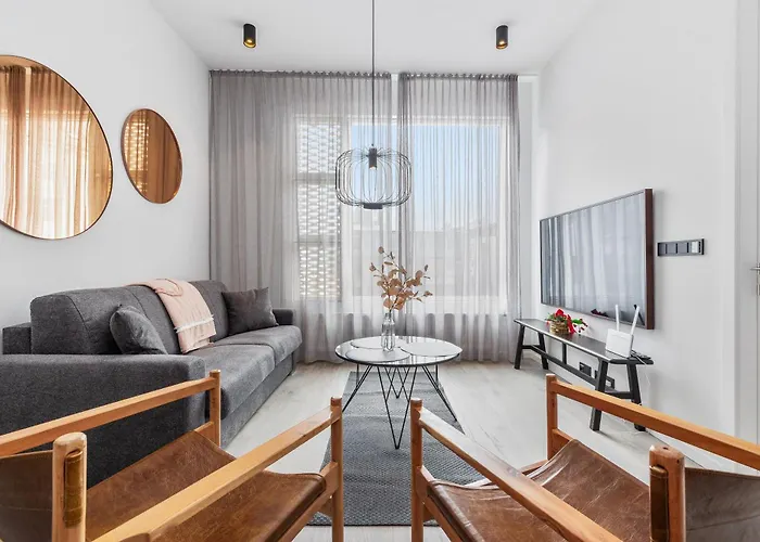 Vibrant Hafnatorg I Spacious Property With Expansive Garage
