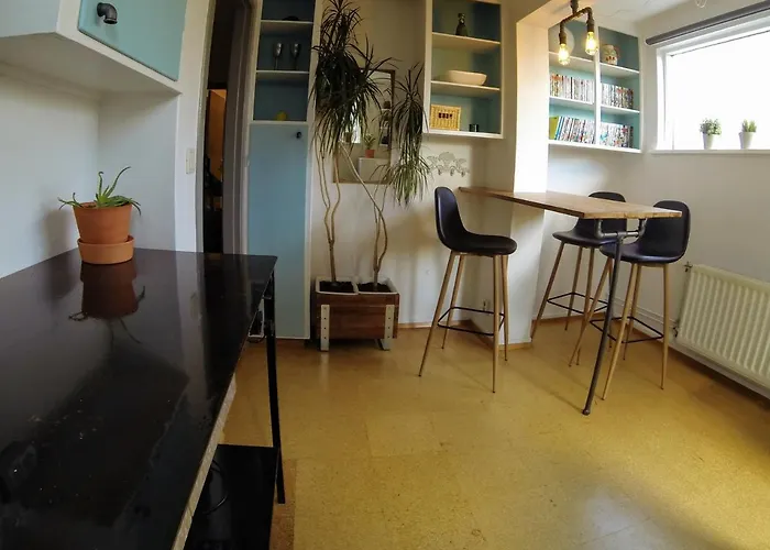 Skjolbraut - Cozy Apartment - Central Location - Free Parking - Close To A Public Swimming Pool And Sky Lagoon