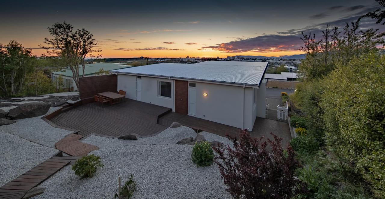 Iceland Sjf Villa, Hot Tub & Outdoor Sauna Amazing Mountains And View Over Villa Reykjavik