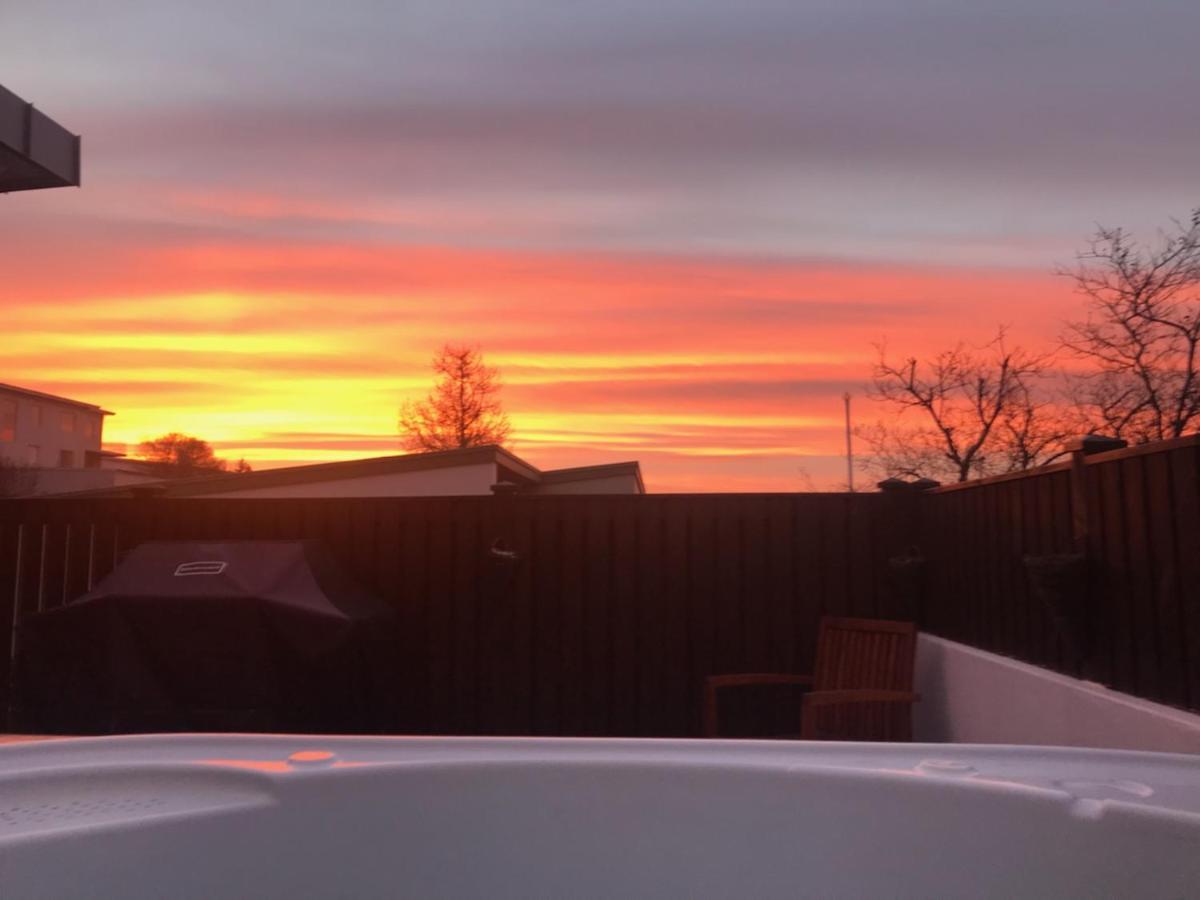 Iceland Sjf Villa, Hot Tub & Outdoor Sauna Amazing Mountains And View Over