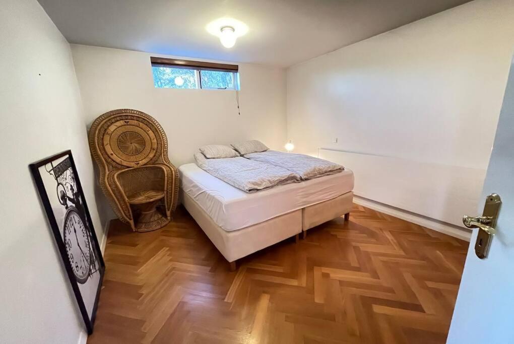 Cozy Centrally Located In Apartment