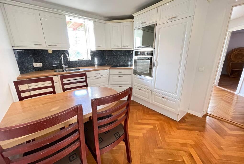 Cozy Centrally Located In Apartment *