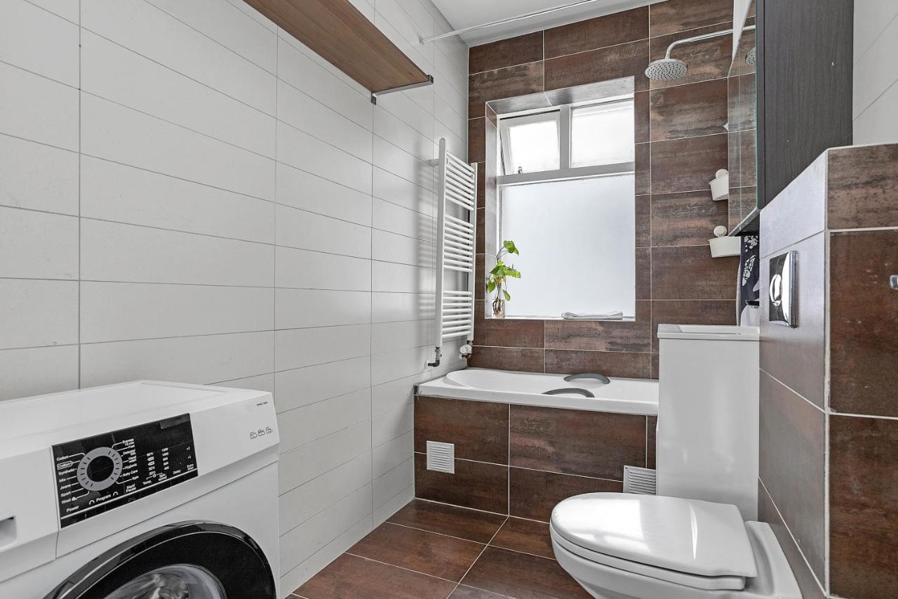 V53 Lovely 2 Bedroom In *