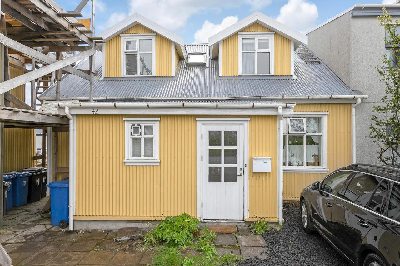 Lovely 2-bedroom Apt - Quiet Seaside Neighborhood