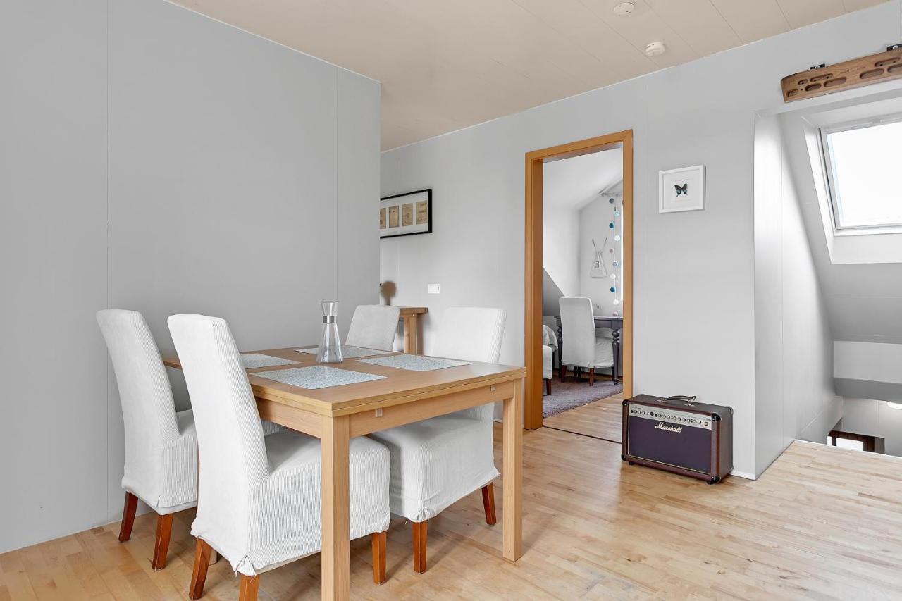 Lovely 2-bedroom Apt - Quiet Seaside Neighborhood Apartment