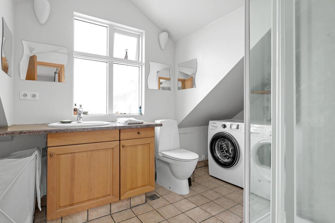 Lovely 2-bedroom Apt - Quiet Seaside Neighborhood