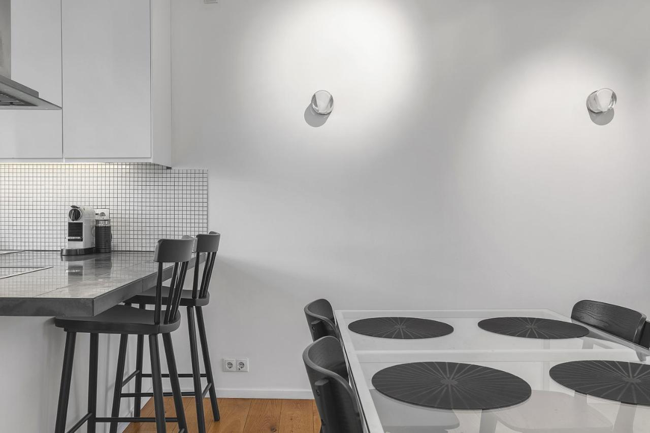Lovely 1-bedroom Apt. - Ideal Location Apartment *