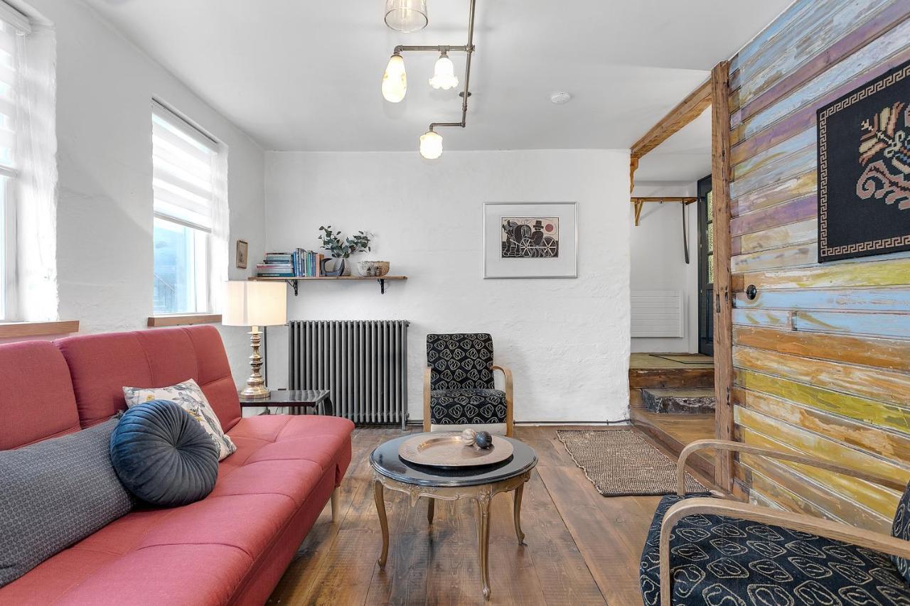Rustic Retreat In The Center Of Apartment