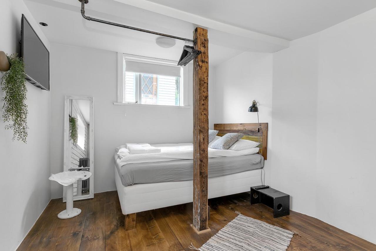Rustic Retreat In The Center Of *